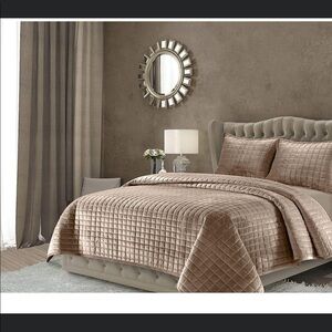 𝅺NEW-TRIBECA Living Velvet Oversized Quilt Twin Set